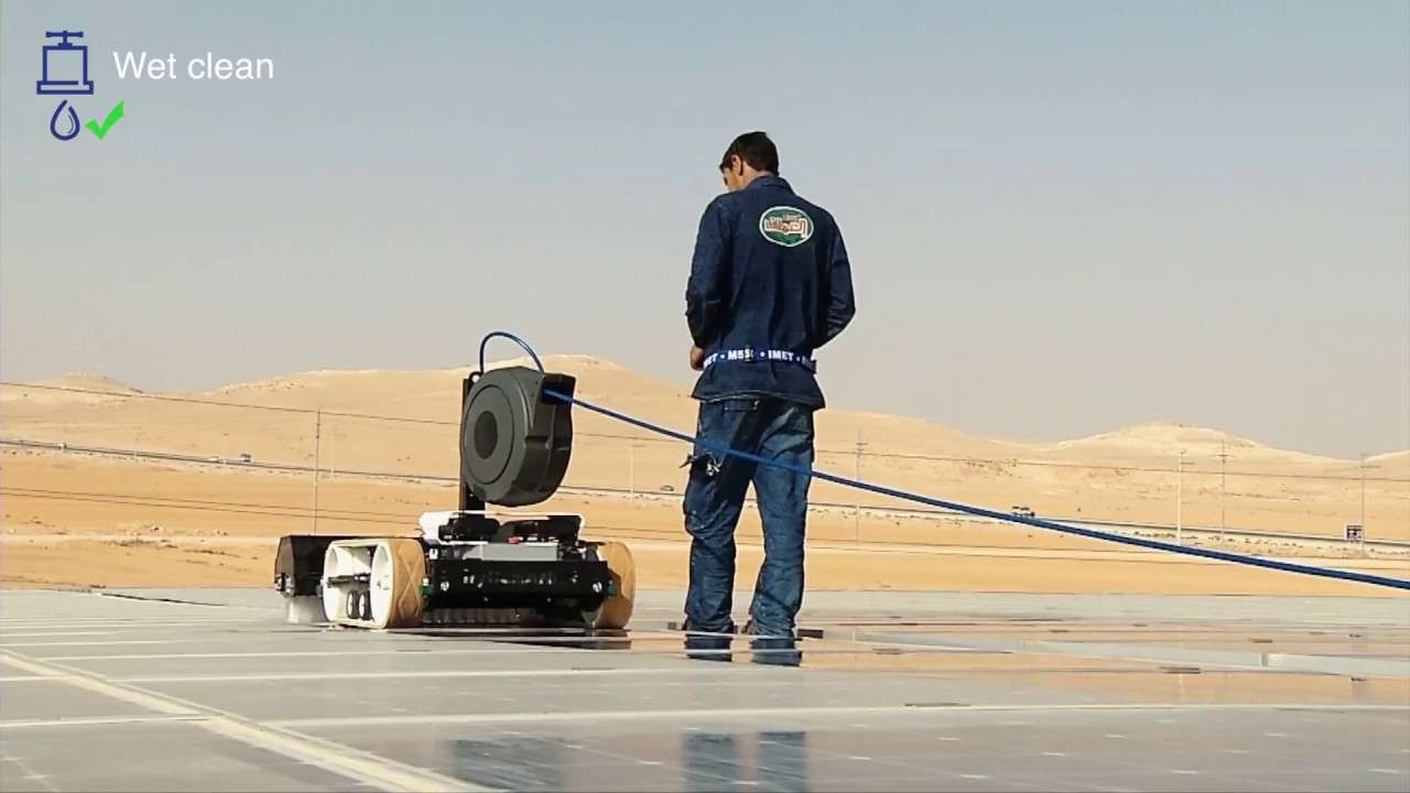 Półautomatyczny system czyszczący hyCLEANER black SOLAR usuwa pustynny pył z modułów słonecznych